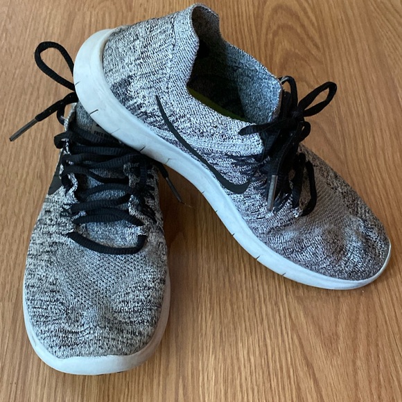 ❤️ Nike Free RN Fly Knit Sneakers Grey Black Size 8 1/2 - Picture 1 of 9